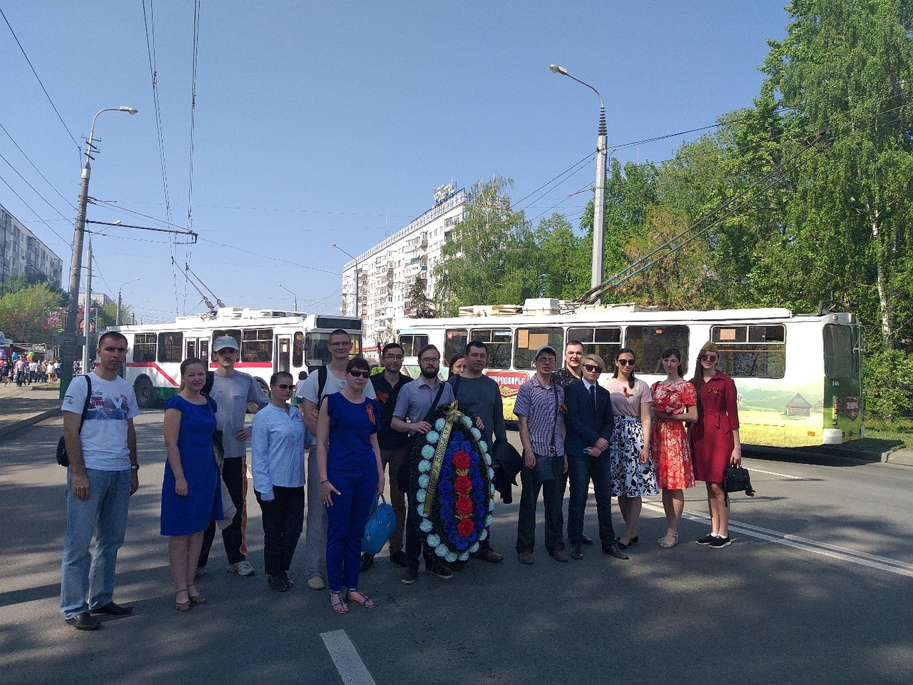 Возложение венка от Союза Православной молодёжи и Молодежного отдела епархии к монументу воинской и трудовой Славы