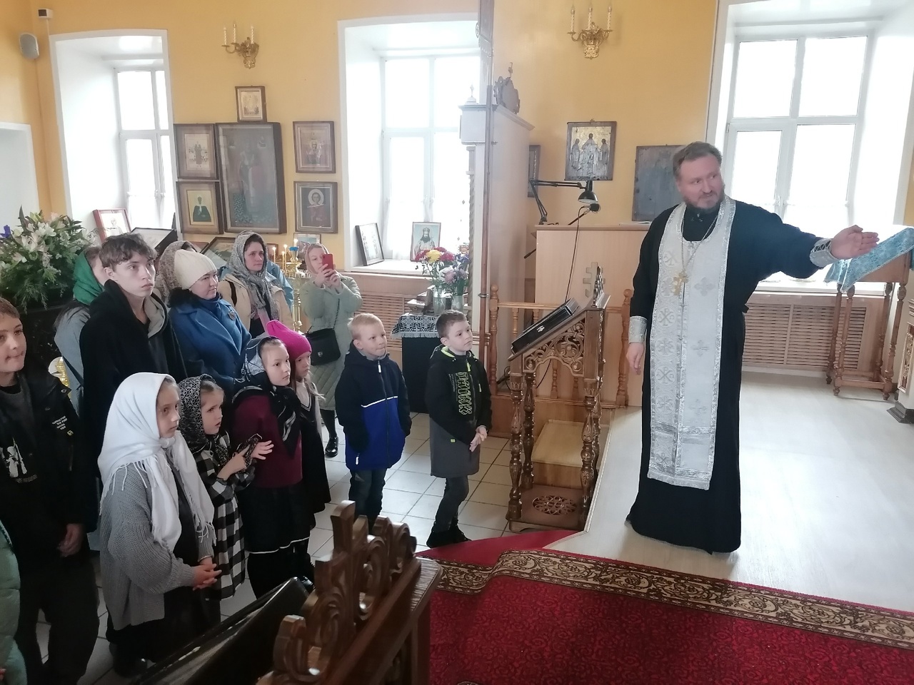 Иерей Сергий Карасёв встретился с учениками средней школы №1 города Спутник