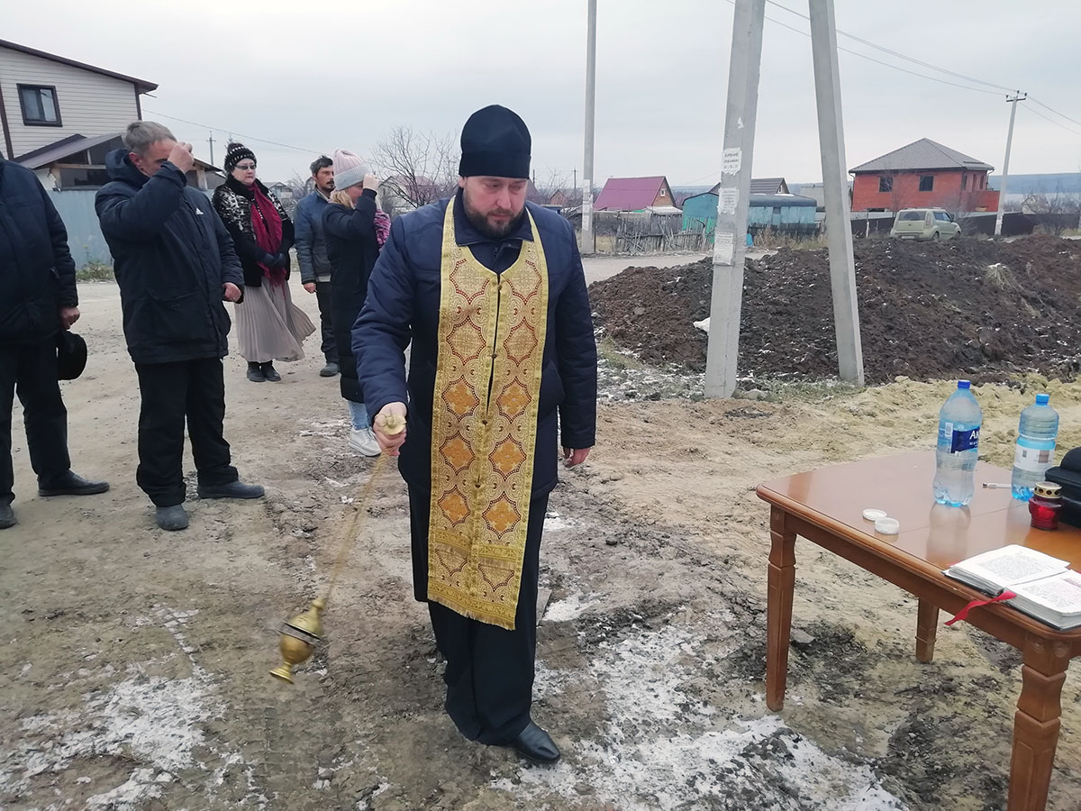 Протоиерей Антоний Шварёв совершил заупокойную панихиду около строящегося храма Живоначальной Троицы в селе Камайка