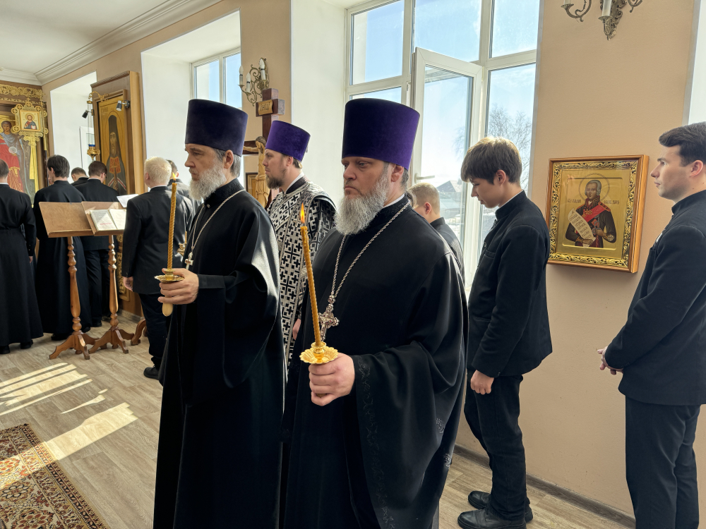 Во вторник первой седмицы Великого поста протоиерей Александр Филиппов сослужил митролиту Серафиму за великопостным богослужением в храме во имя святителя Иннокентия Иркутского при Пензенской духовной семинарии