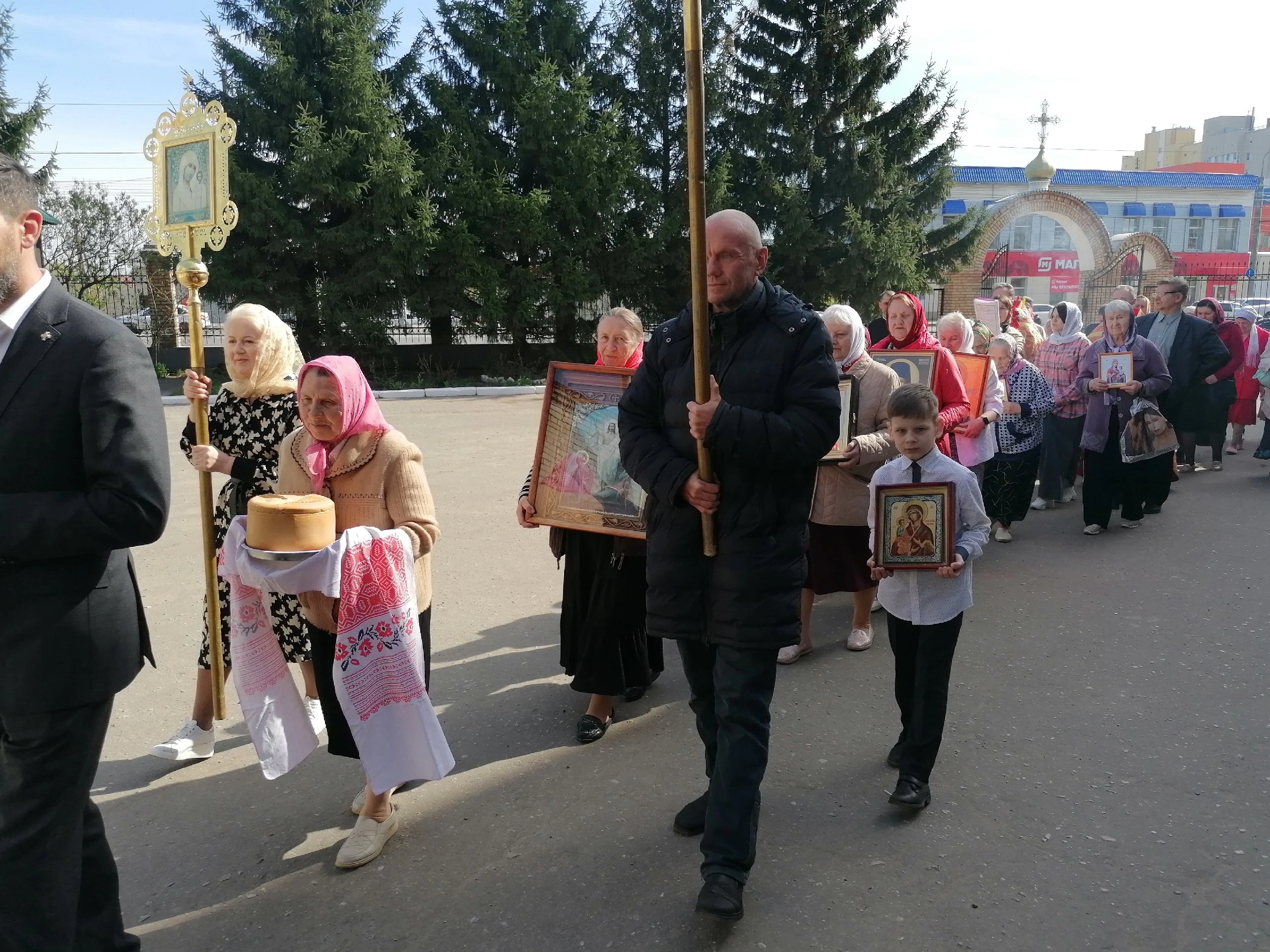 В понедельник Светлой седмицы протоиерей Александр Филиппов совершил Божественную литургию