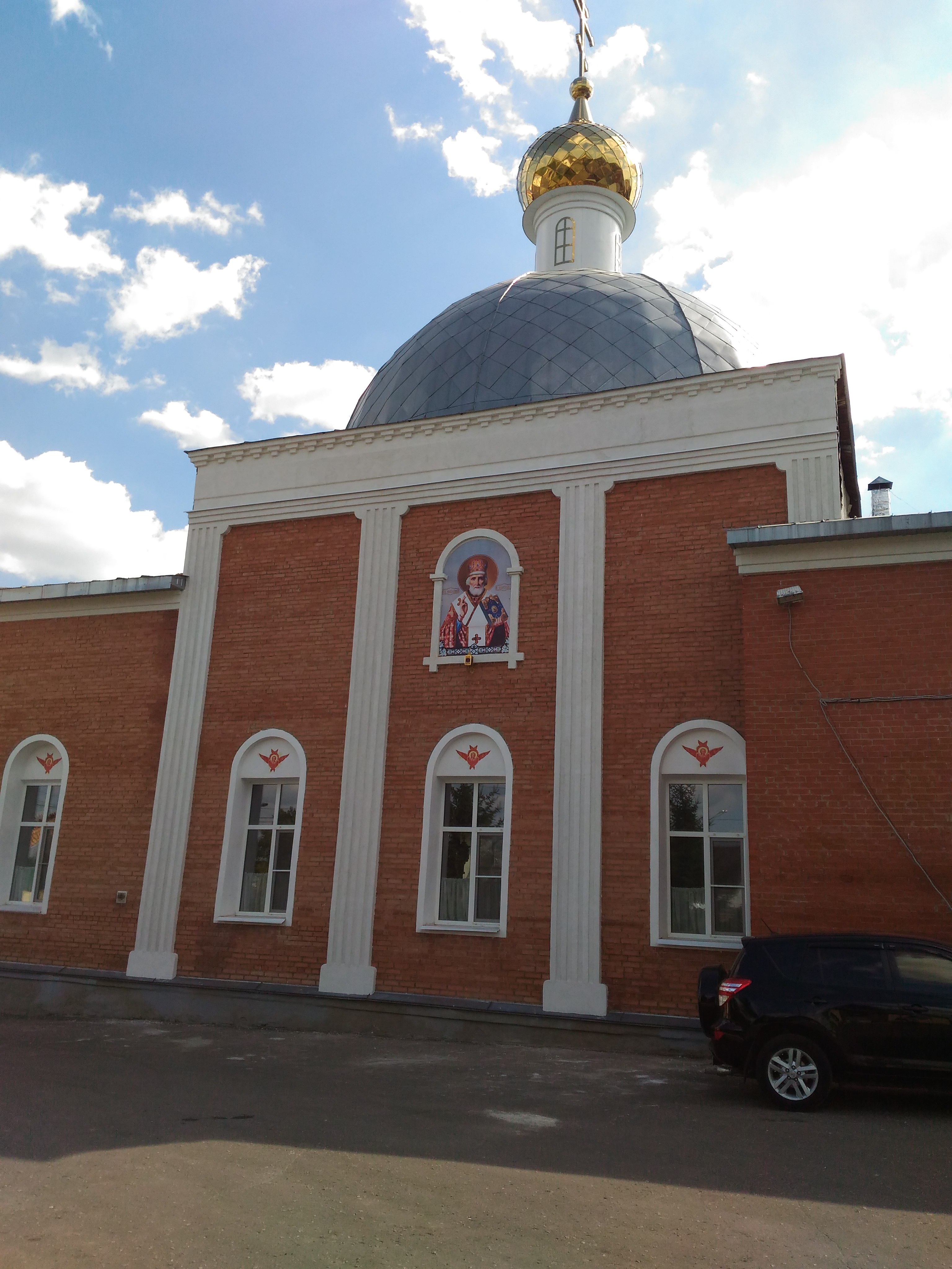 Установка иконы святителя Николая Чудотворца на фасад церкви