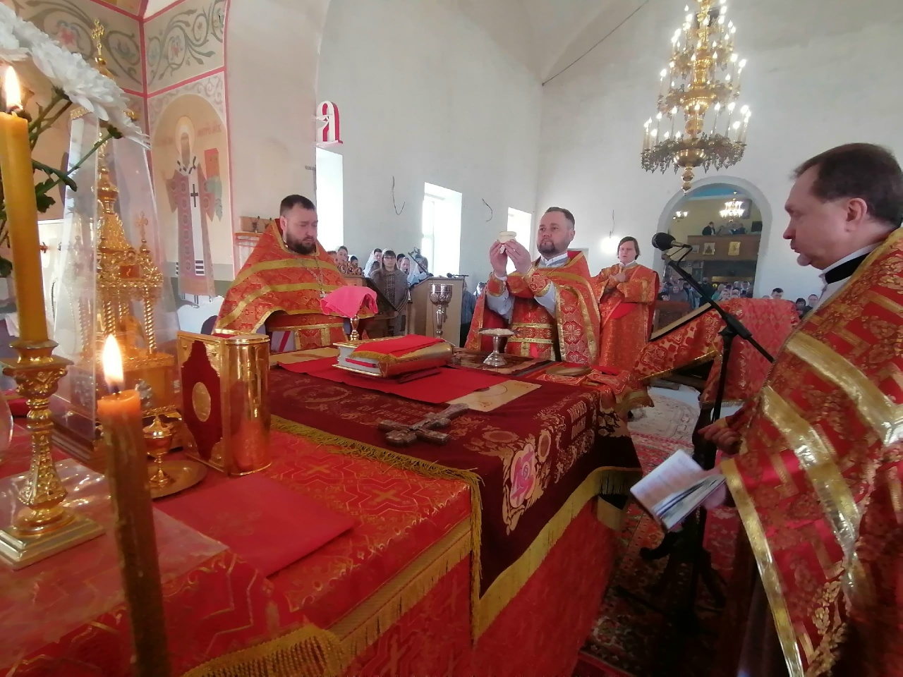 Богослужения в Неделю о расслабленном