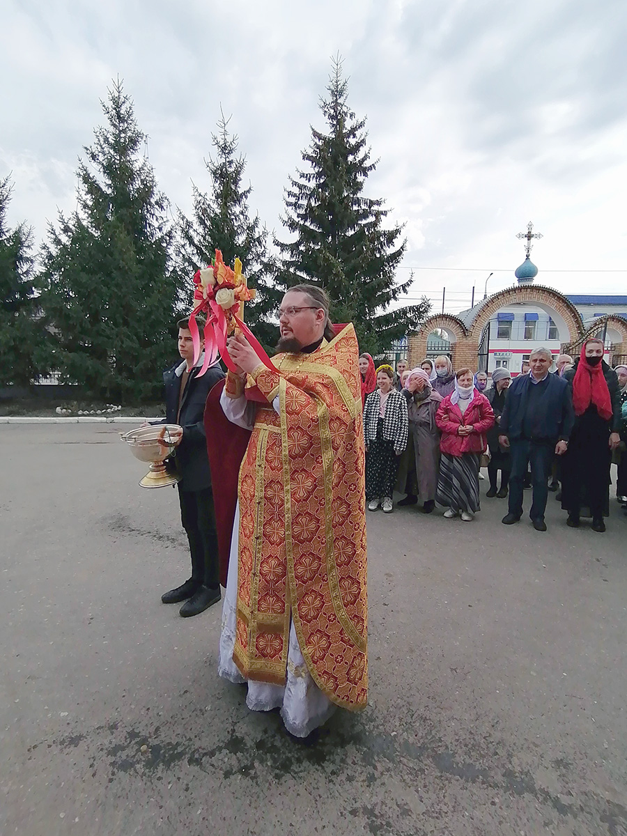 В понедельник Светлой седмицы протоиерей Александр Филиппов совершил Божественную литургию