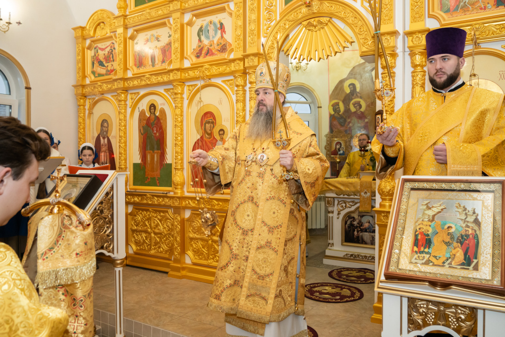 В Неделю 22-ю по Пятидесятнице митрополит Серафим совершил литургию в Троицком храме деревни Камайка