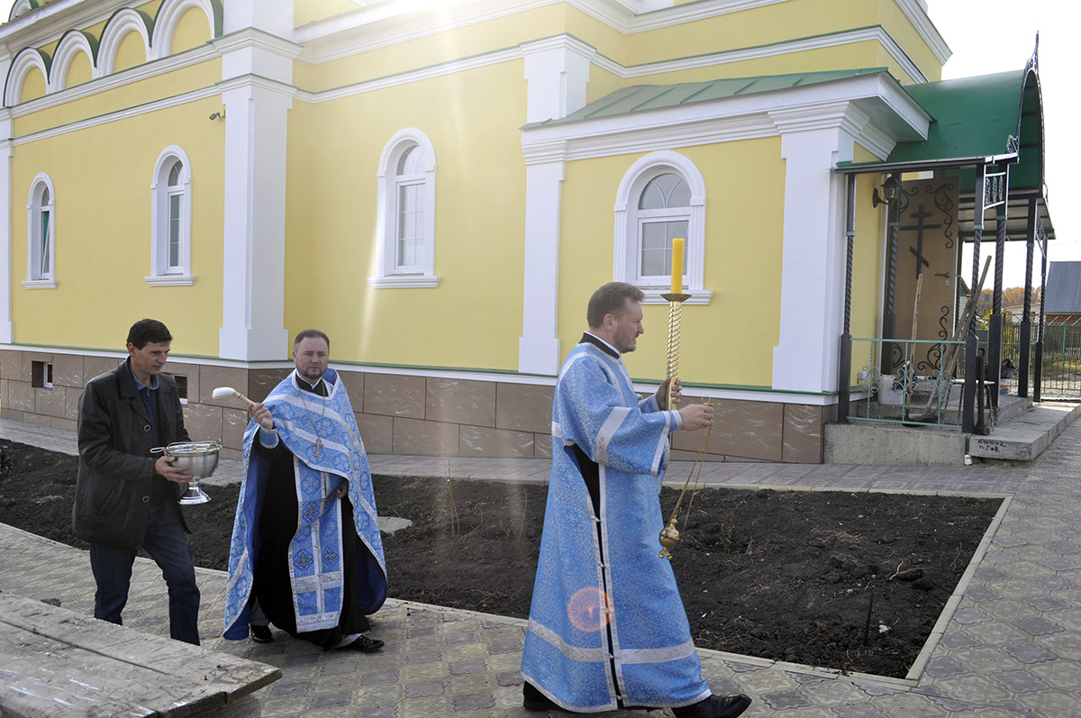 В строящемся храме в честь Святой Живоначальной Троицы в деревне Камайка был совершен водосвятный молебен