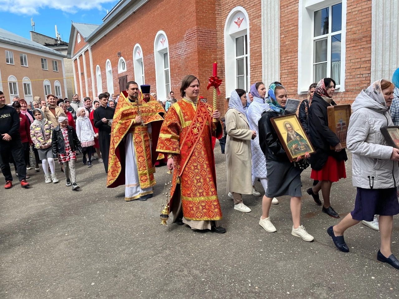 Богослужения в Неделю о расслабленном