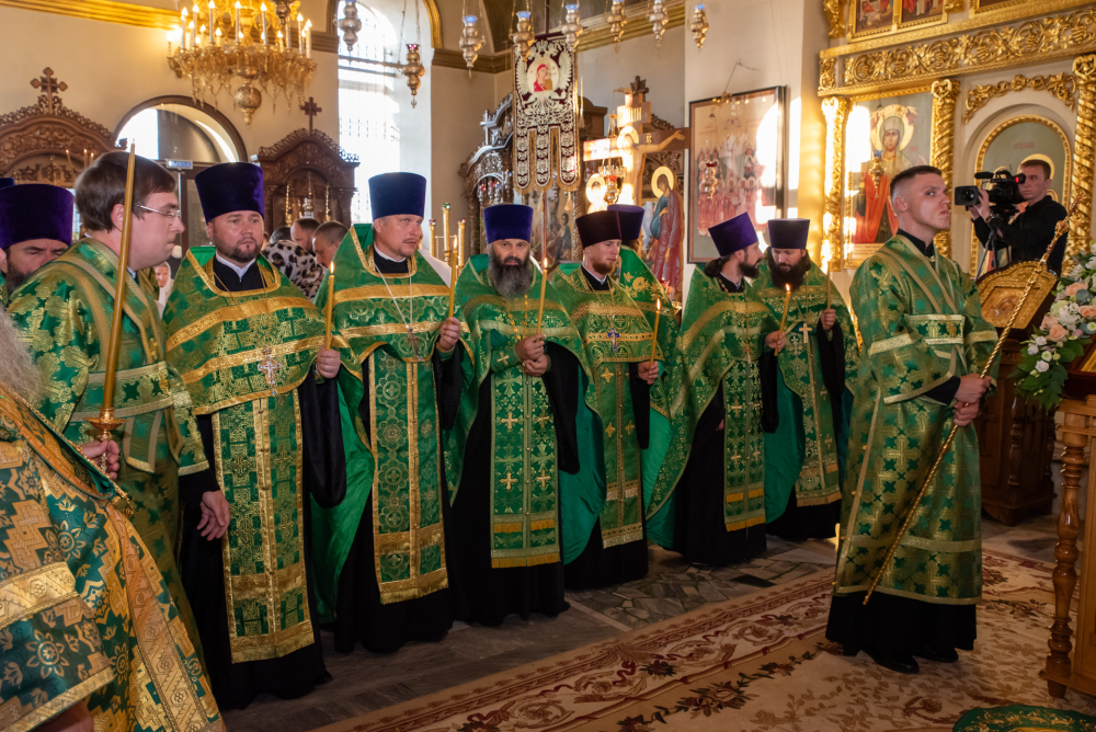 Протоиерей Александр Филиппов сослужил митрополиту Серафиму и епископу Митрофану за всенощным бдением в Сергиевской церкви села Соловцовка   