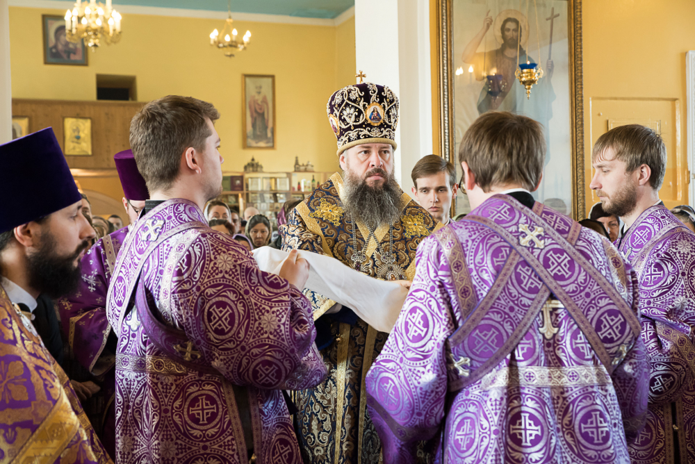 В Неделю Крестопоклонную митрополит Серафим совершил Литургию в нашем храме