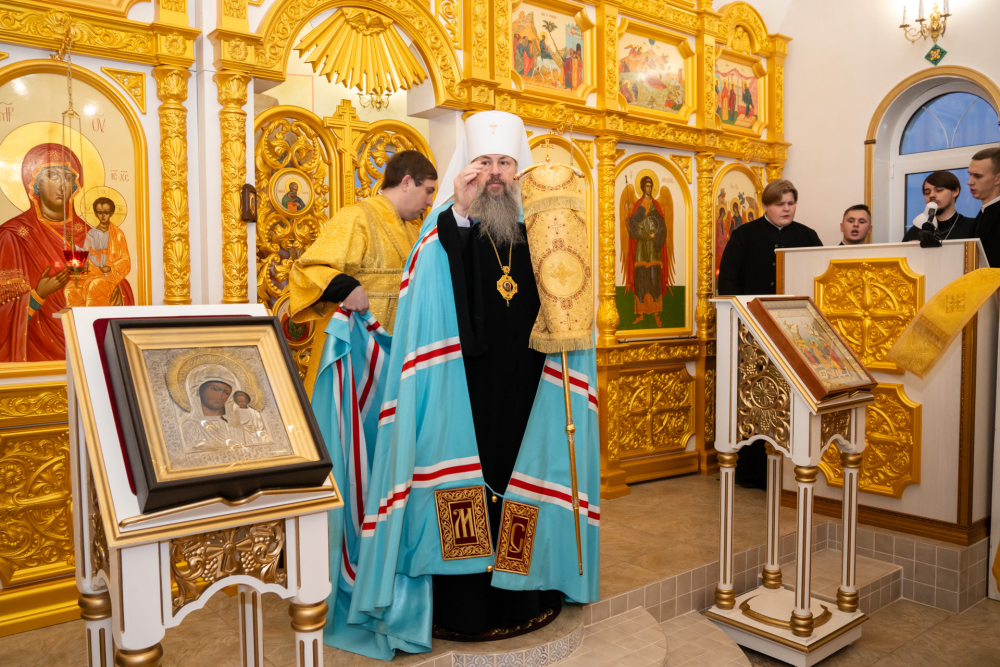 В Неделю 22-ю по Пятидесятнице митрополит Серафим совершил литургию в Троицком храме деревни Камайка