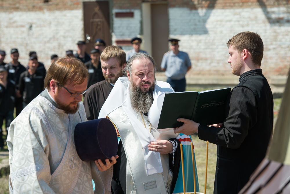 В ИК-7 митрополит Пензенский и Нижнеломовский Серафим освятил крест и купол для храма