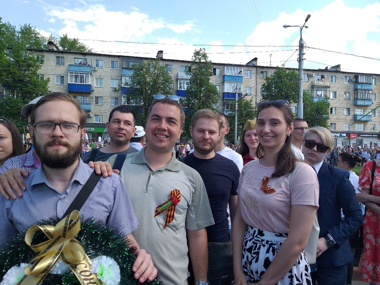 Возложение венка от Союза Православной молодёжи и Молодежного отдела епархии к монументу воинской и трудовой Славы