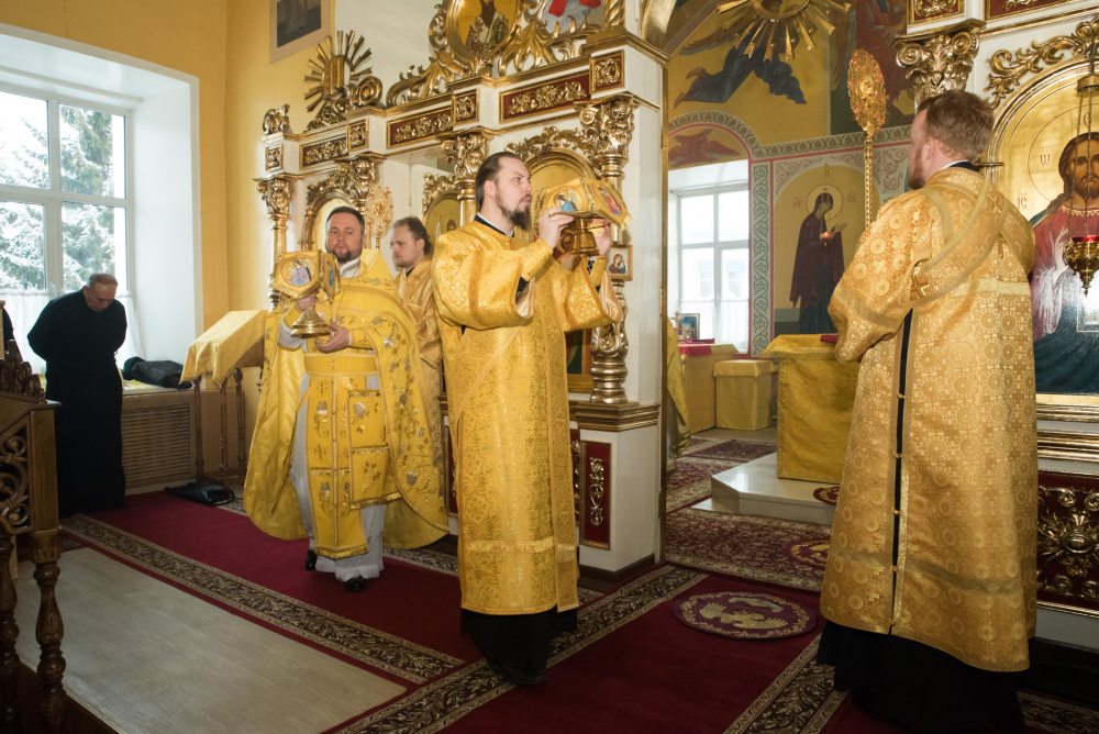 В день памяти святителя Николая Чудотворца митрополит Серафим совершил литургию в нашем храме