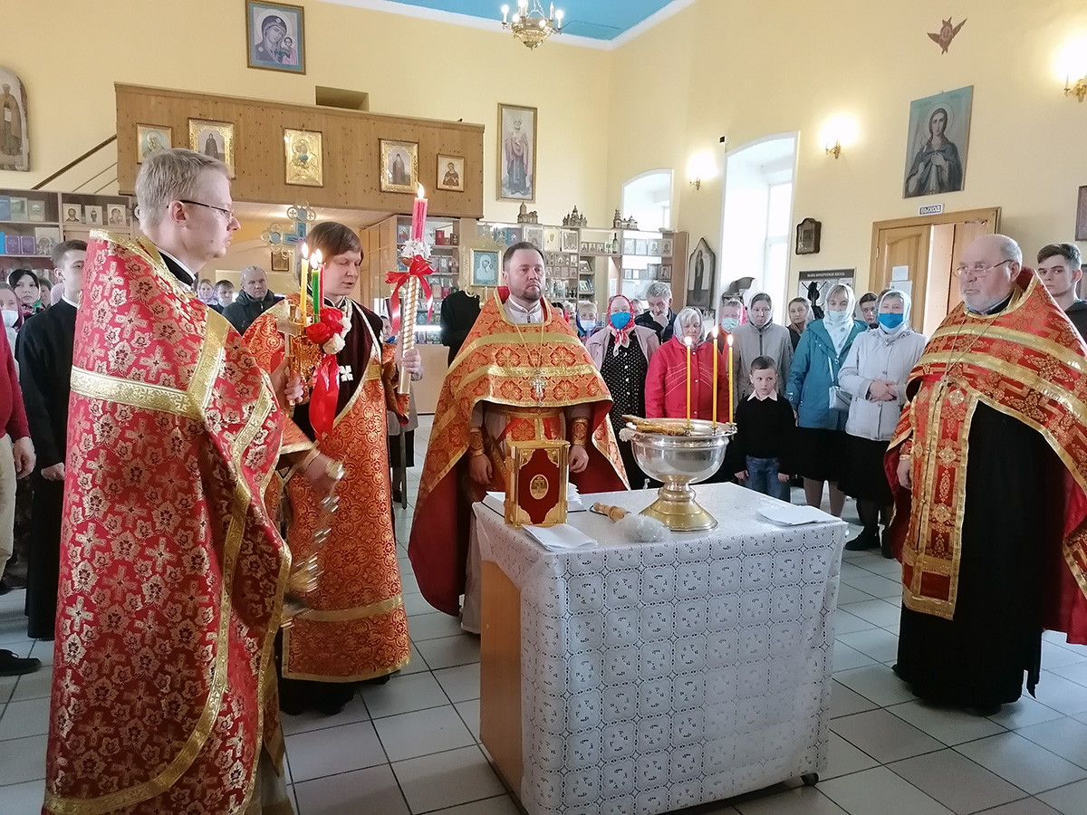 В пятницу Светлой седмицы протоиерей Александр Филиппов совершил Божественную литургию