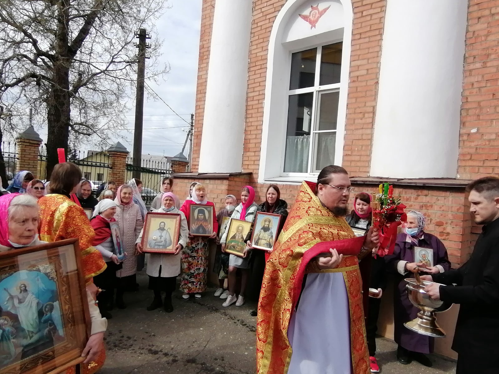 В понедельник Светлой седмицы протоиерей Александр Филиппов совершил Божественную литургию