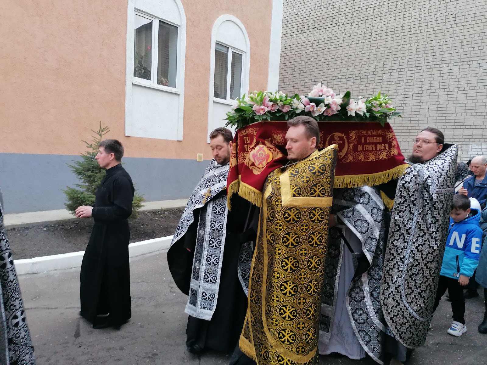 Протоиерей Александр Филиппов совершил утреню Великой Субботы с чином погребения 