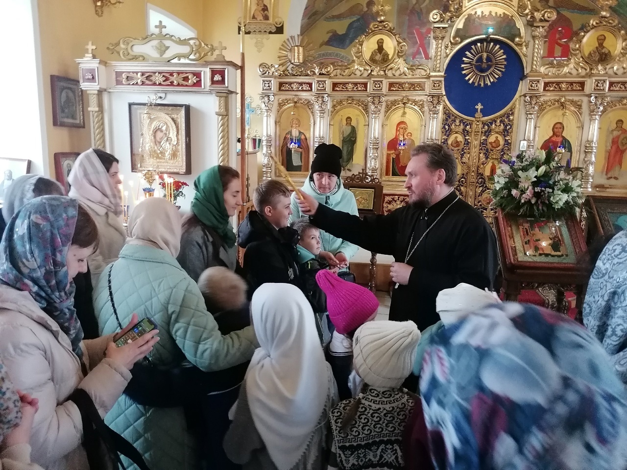 Иерей Сергий Карасёв встретился с учениками средней школы №1 города Спутник