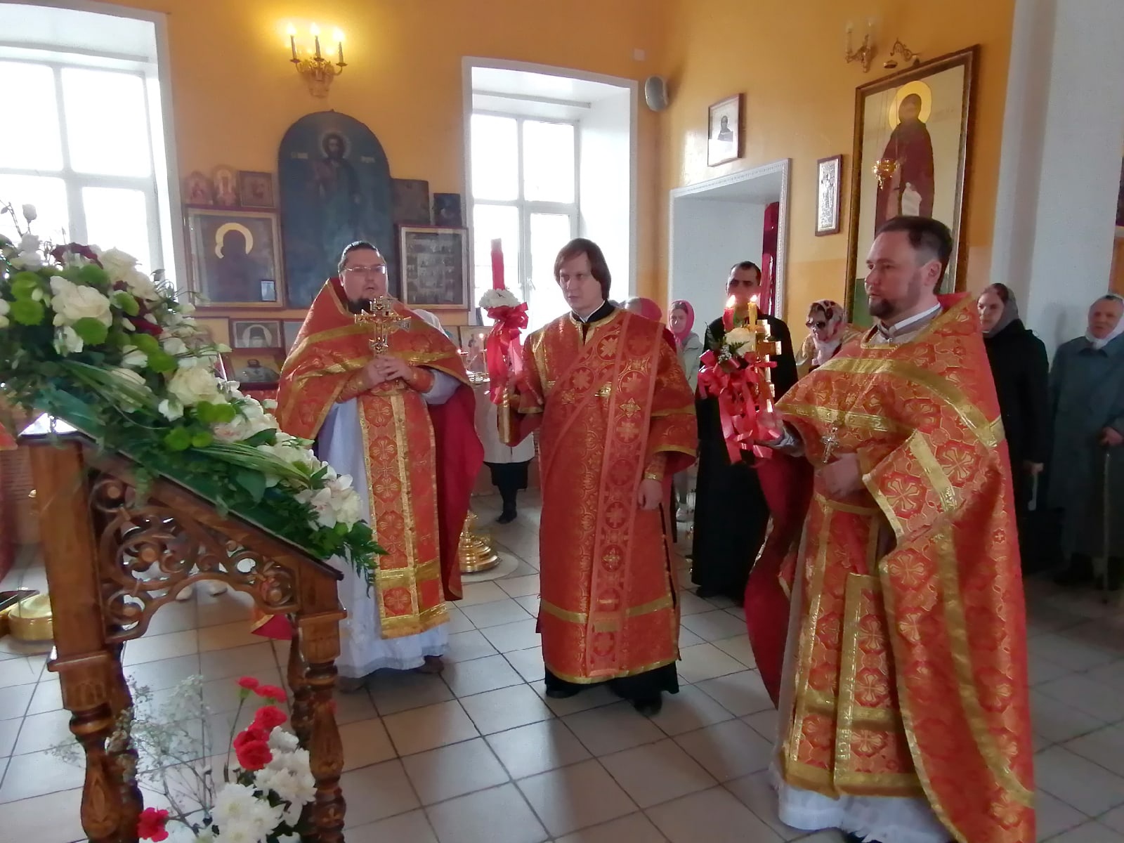В понедельник Светлой седмицы протоиерей Александр Филиппов совершил Божественную литургию