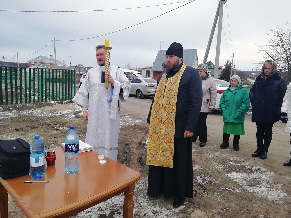 Протоиерей Антоний Шварёв совершил заупокойную панихиду около строящегося храма Живоначальной Троицы в селе Камайка