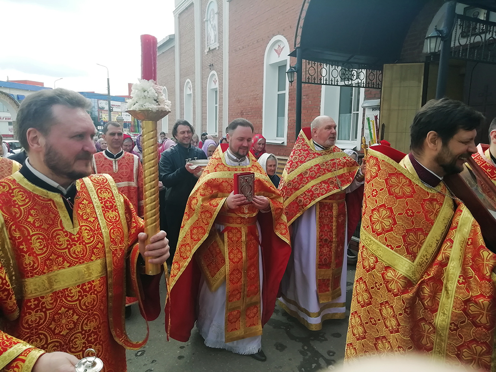 В пятницу Светлой седмицы протоиерей Александр Филиппов совершил Божественную литургию