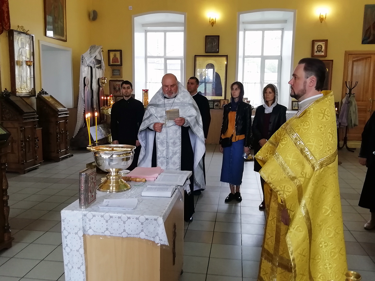 Протоиерей Александр Филиппов совершил литургию и водосвятный молебен с акафистом Божией Матери 