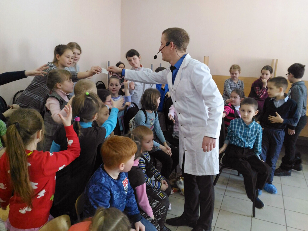 В воскресной школе состоялось научное шоу профессора Гринса