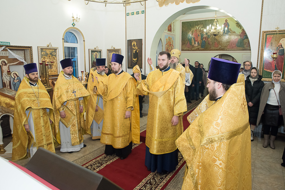 Протоиереи Александр Филиппов и Антоний Шварёв сослужили митрополиту Серафиму за литургией в Троицком храме в деревне Камайка
