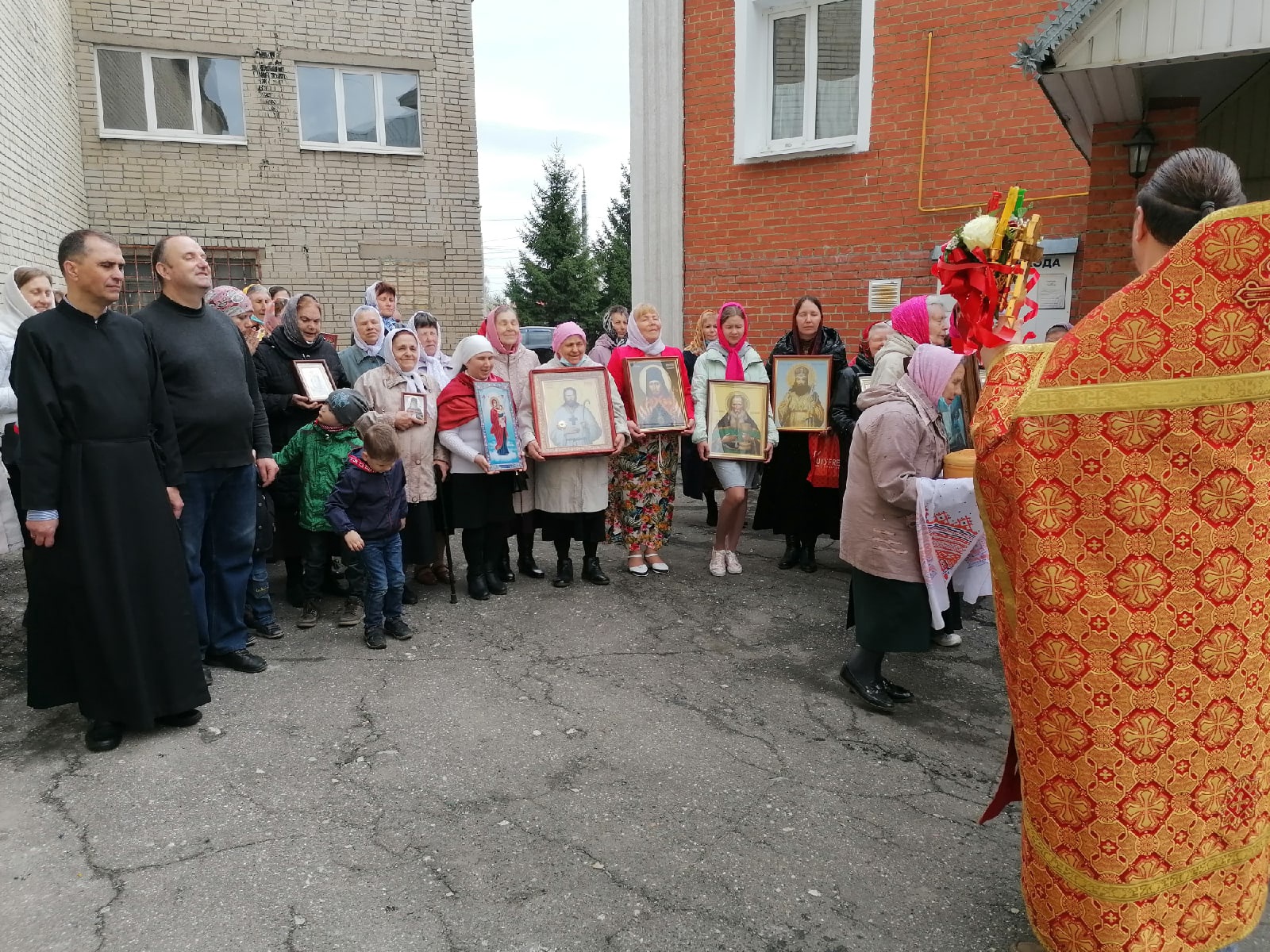 В понедельник Светлой седмицы протоиерей Александр Филиппов совершил Божественную литургию