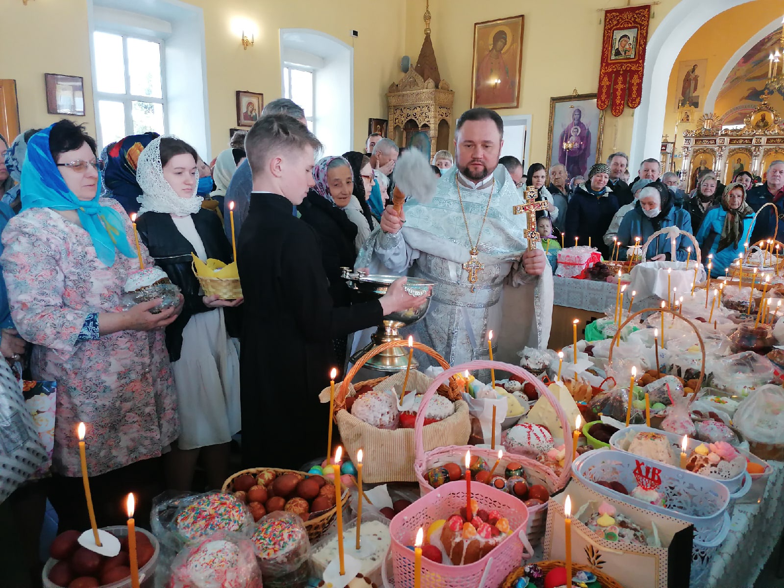 В Великую Субботу протоиерей Александр Филиппов совершил Литургию святителя Василия Великого