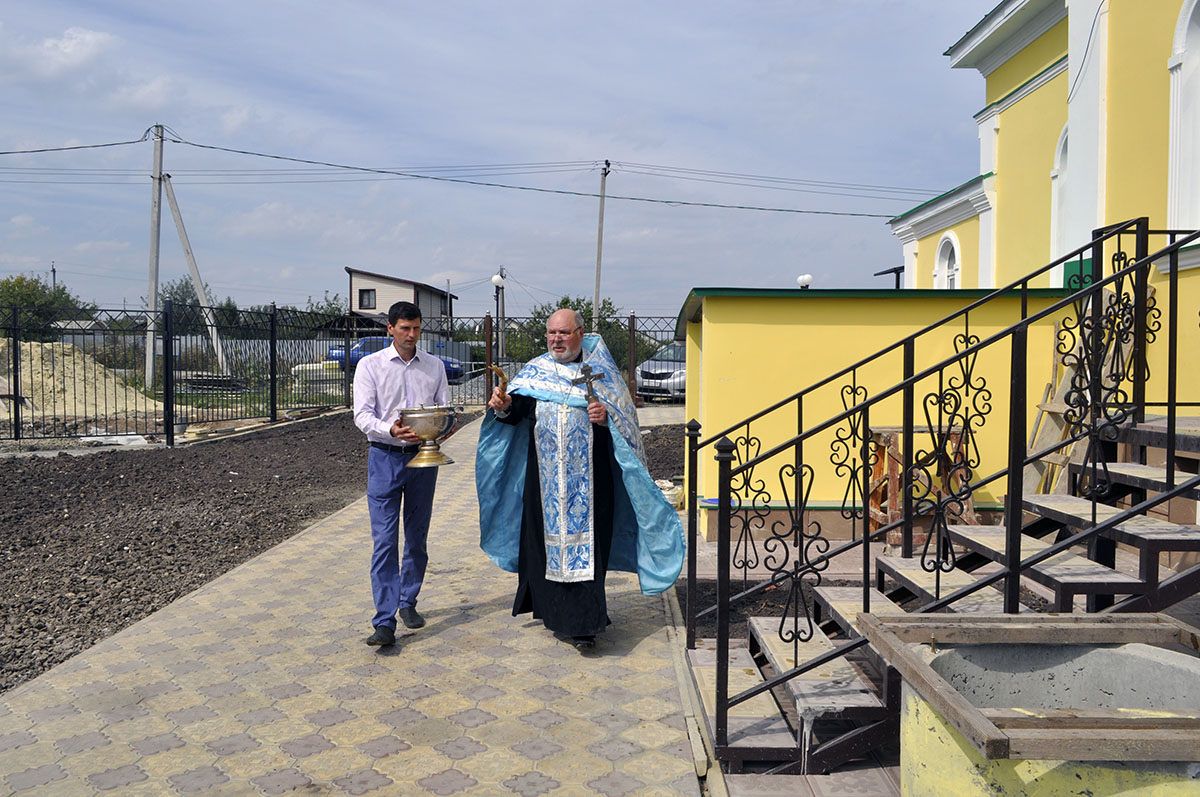 В строящемся храме в честь Святой Живоначальной Троицы в деревне Камайка был совершен молебен