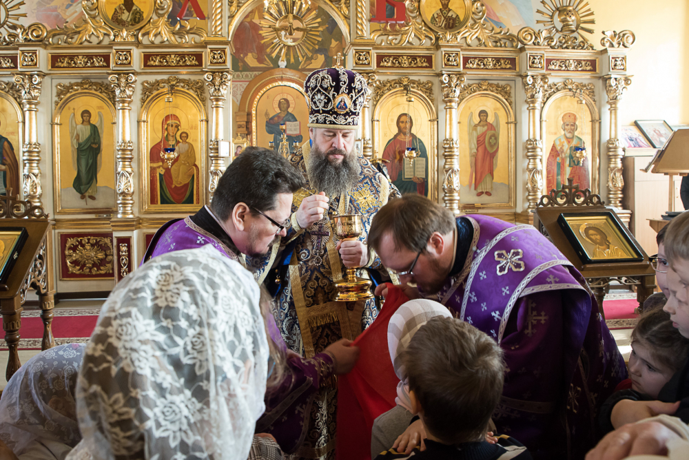 В Неделю Крестопоклонную митрополит Серафим совершил Литургию в нашем храме