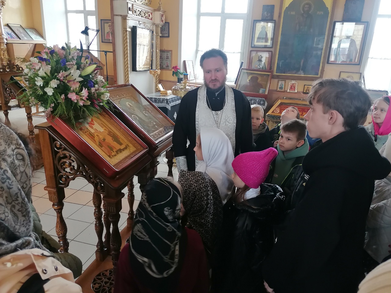 Иерей Сергий Карасёв встретился с учениками средней школы №1 города Спутник