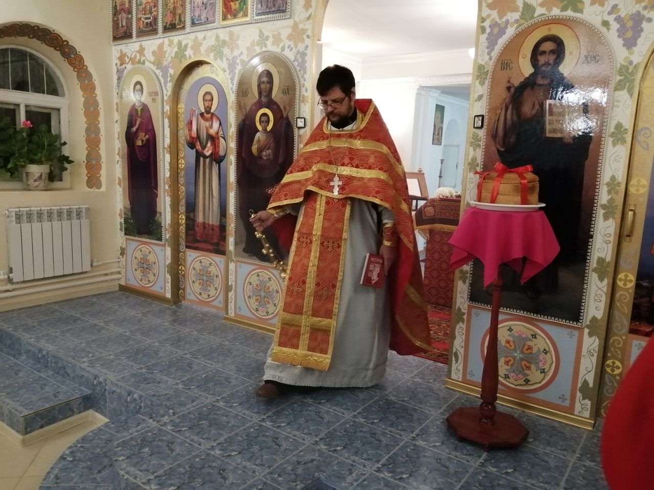 Иерей Сергий Беляков возглавил Пасхальную службу в Михайло-Архангельском молитвенном доме в с.Павло-Куракино 