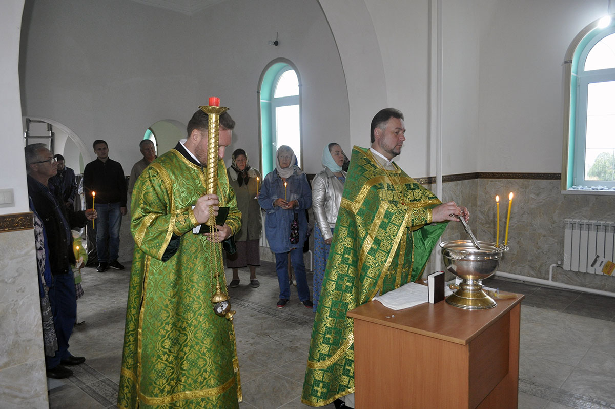 В строящемся храме в честь Святой Живоначальной Троицы в деревне Камайка был совершен водосвятный молебен