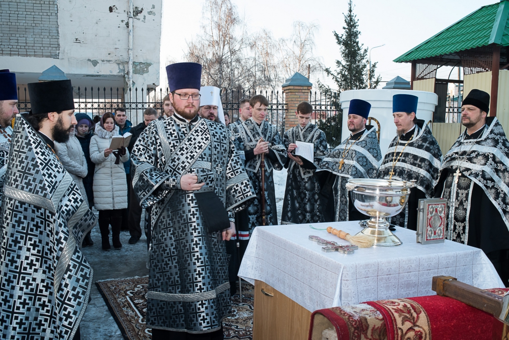 В среду первой седмицы Великого поста митрополит Серафим совершил чин освящения креста и купола для нашего храма