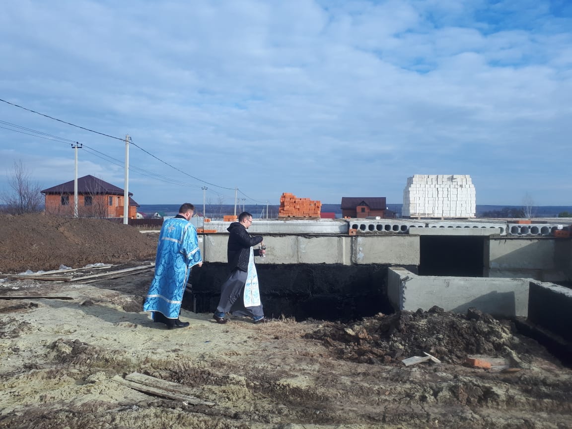 Иерей Алексий Карасёв совершил водосвятный молебен около строящегося храма Живоначальной Троицы в селе Камайка