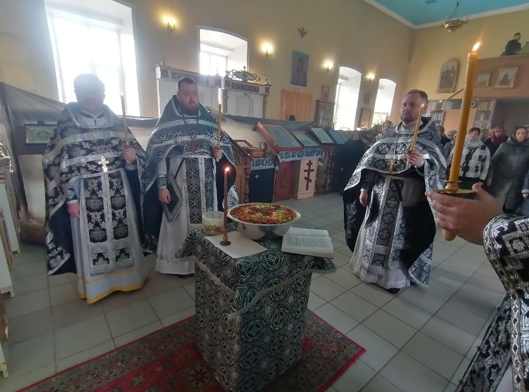 Протоиерей Александр Филиппов совершил Божественную Литургию Преждеосвященных Даров
