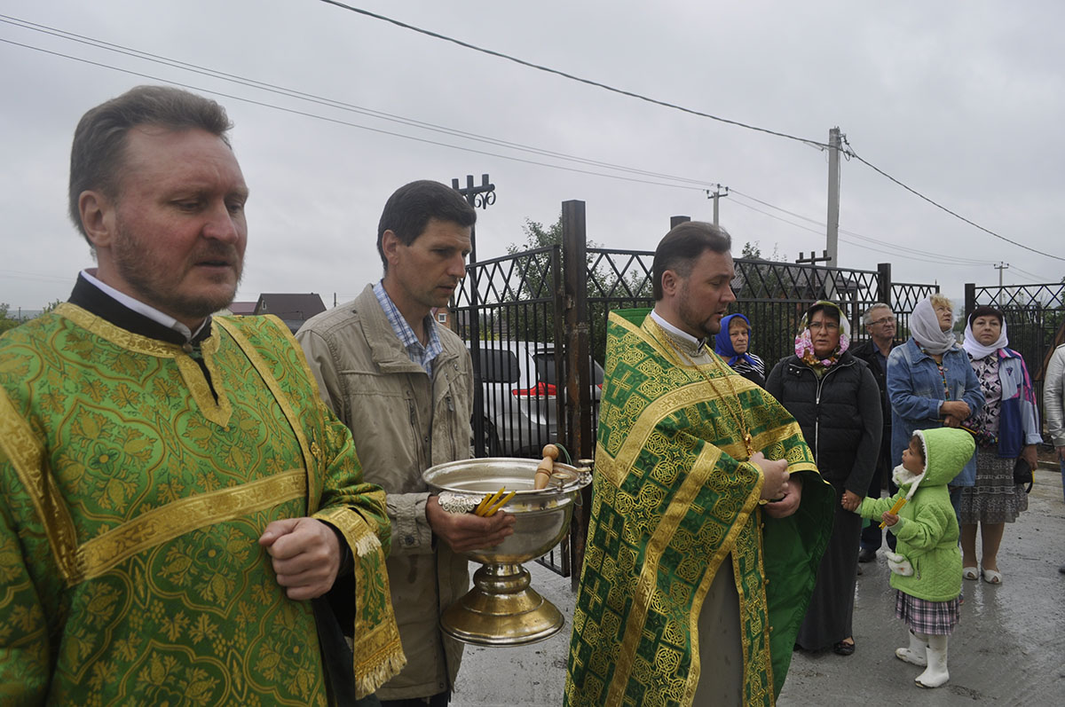 В строящемся храме в честь Святой Живоначальной Троицы в деревне Камайка был совершен водосвятный молебен