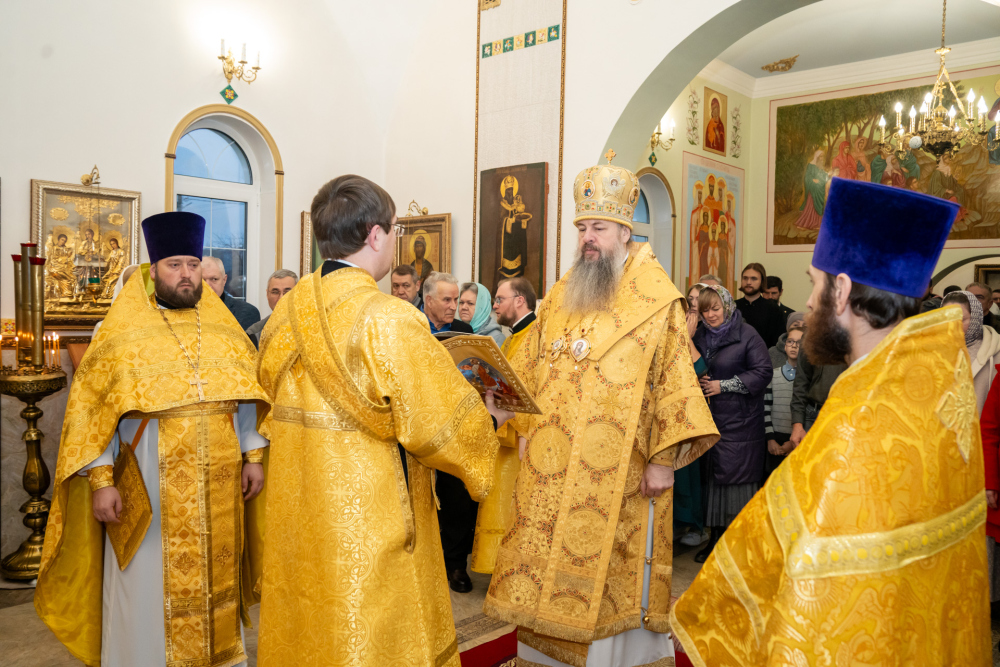 В Неделю 22-ю по Пятидесятнице митрополит Серафим совершил литургию в Троицком храме деревни Камайка