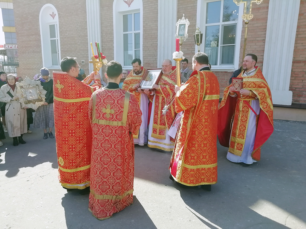 В понедельник Светлой седмицы протоиерей Александр Филиппов совершил Божественную литургию