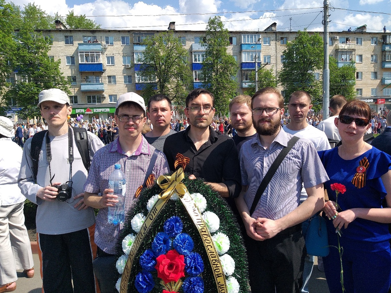 Возложение венка от Союза Православной молодёжи и Молодежного отдела епархии к монументу воинской и трудовой Славы