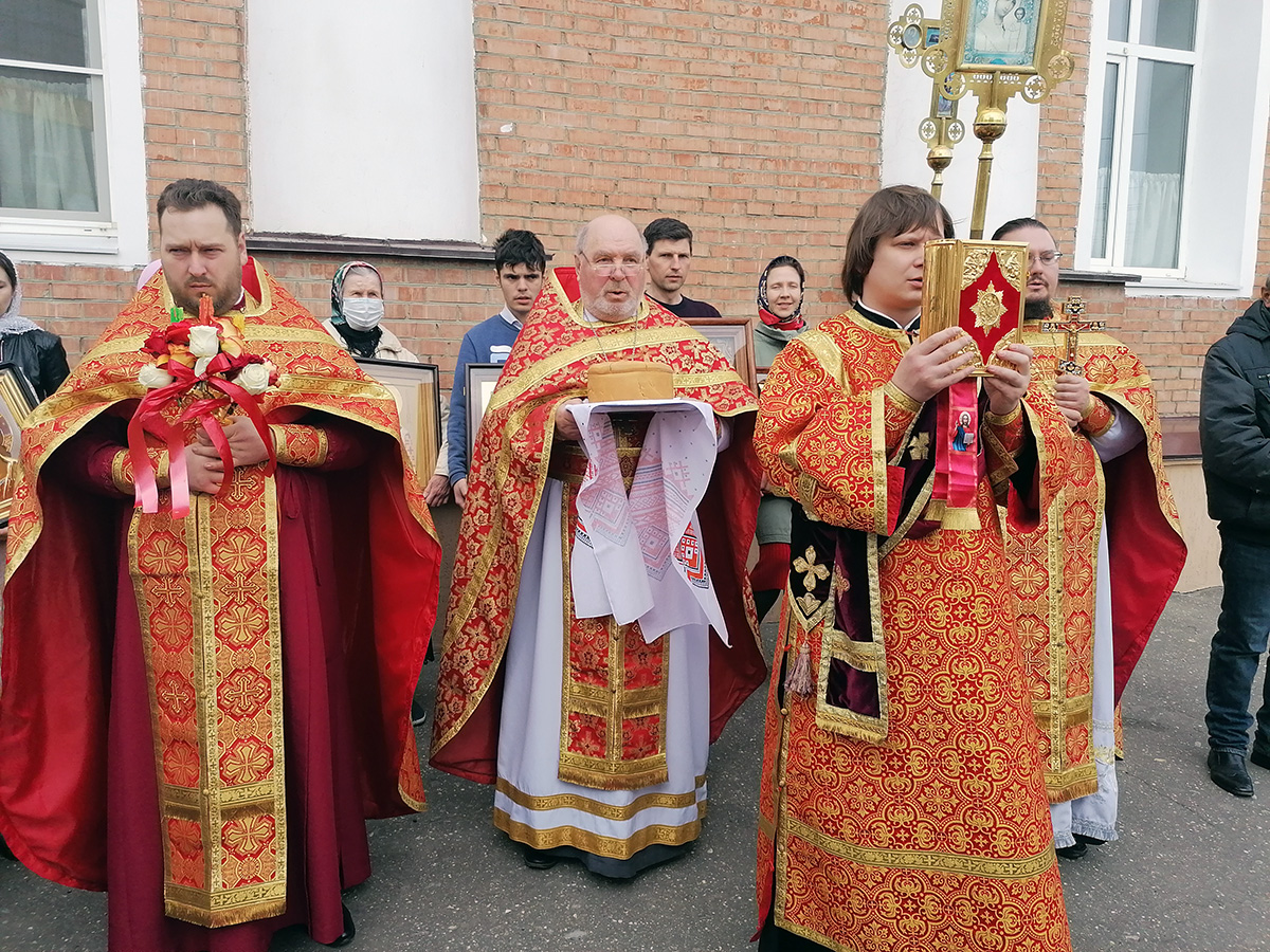 В понедельник Светлой седмицы протоиерей Александр Филиппов совершил Божественную литургию