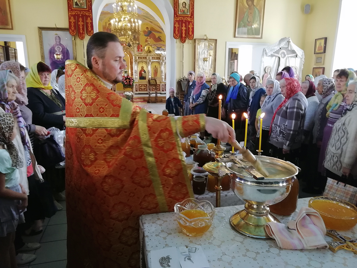 Празднование Происхождения (изнесения) Честных Древ Животворящего Креста Господня