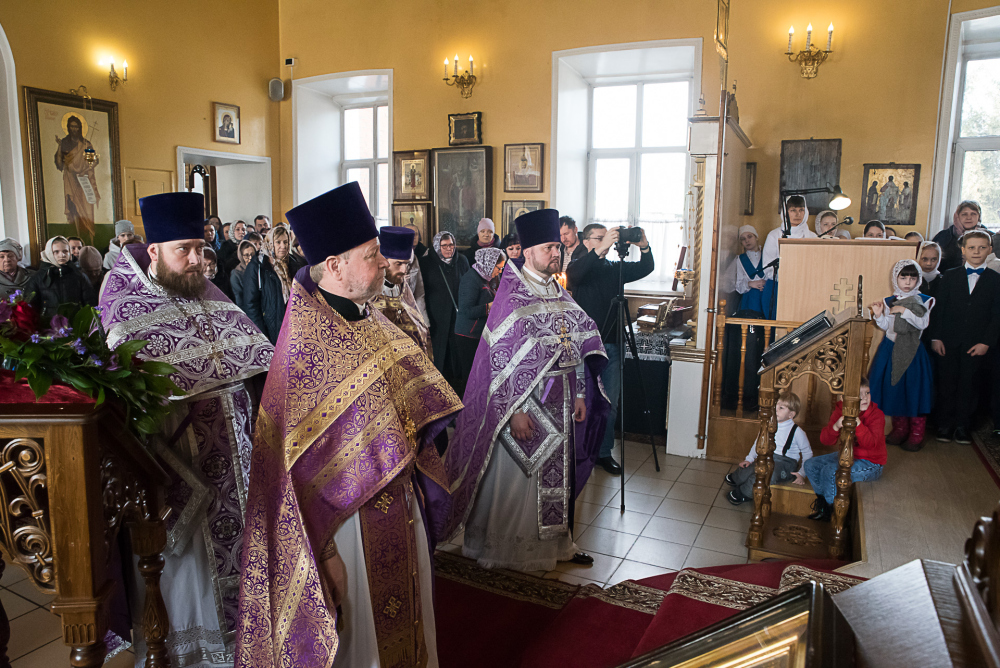 В Неделю Крестопоклонную митрополит Серафим совершил литургию в нашем храме