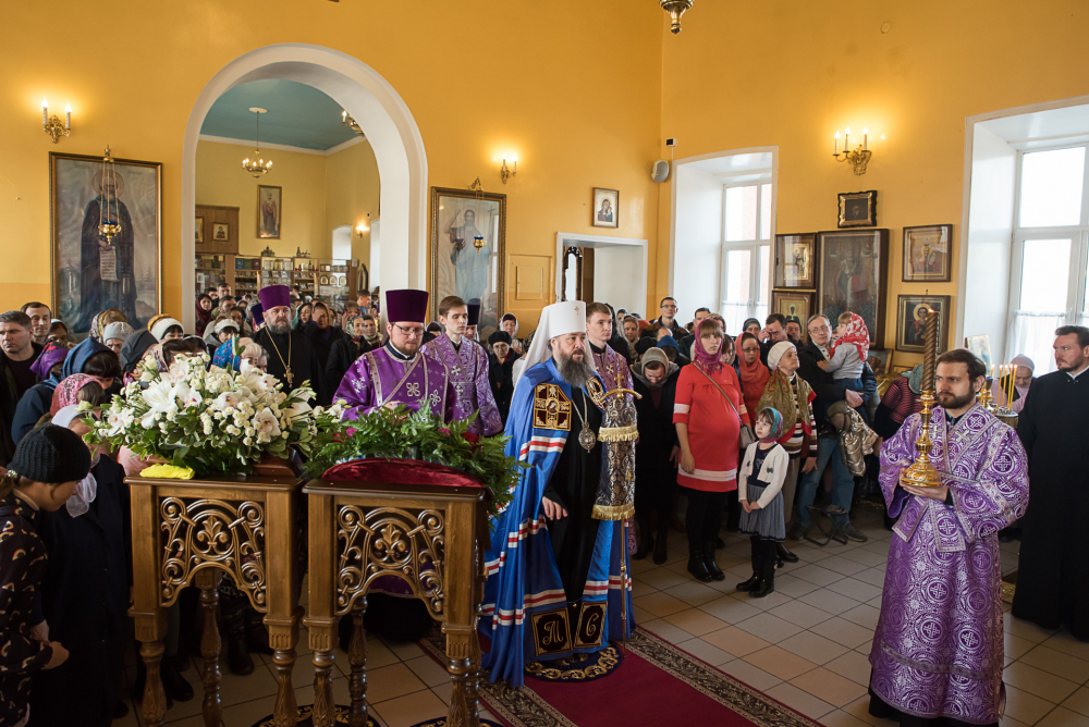 В Неделю Крестопоклонную митрополит Серафим совершил Литургию в нашем храме