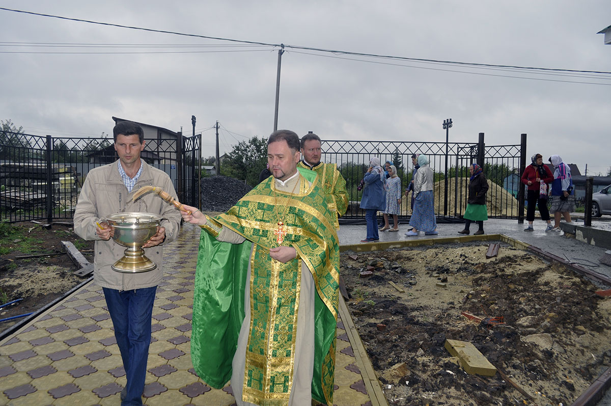 В строящемся храме в честь Святой Живоначальной Троицы в деревне Камайка был совершен водосвятный молебен