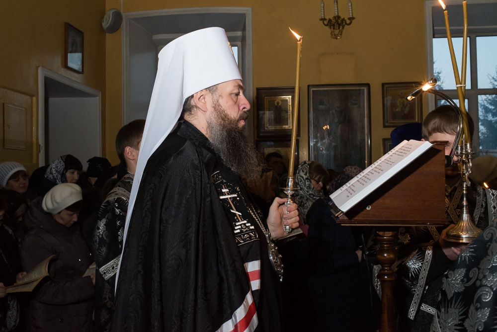 В среду первой седмицы Великого поста митрополит Серафим совершил повечерие с чтением Великого канона прп. Андрея Критского в Никольском храме в Терновке