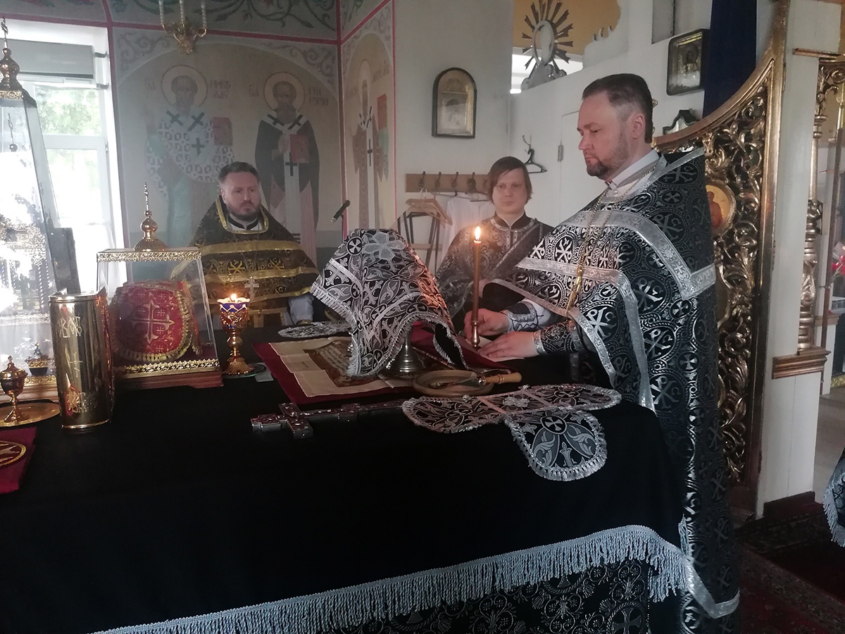 Протоиерей Александр Филиппов совершил Божественную Литургию Преждеосвященных Даров