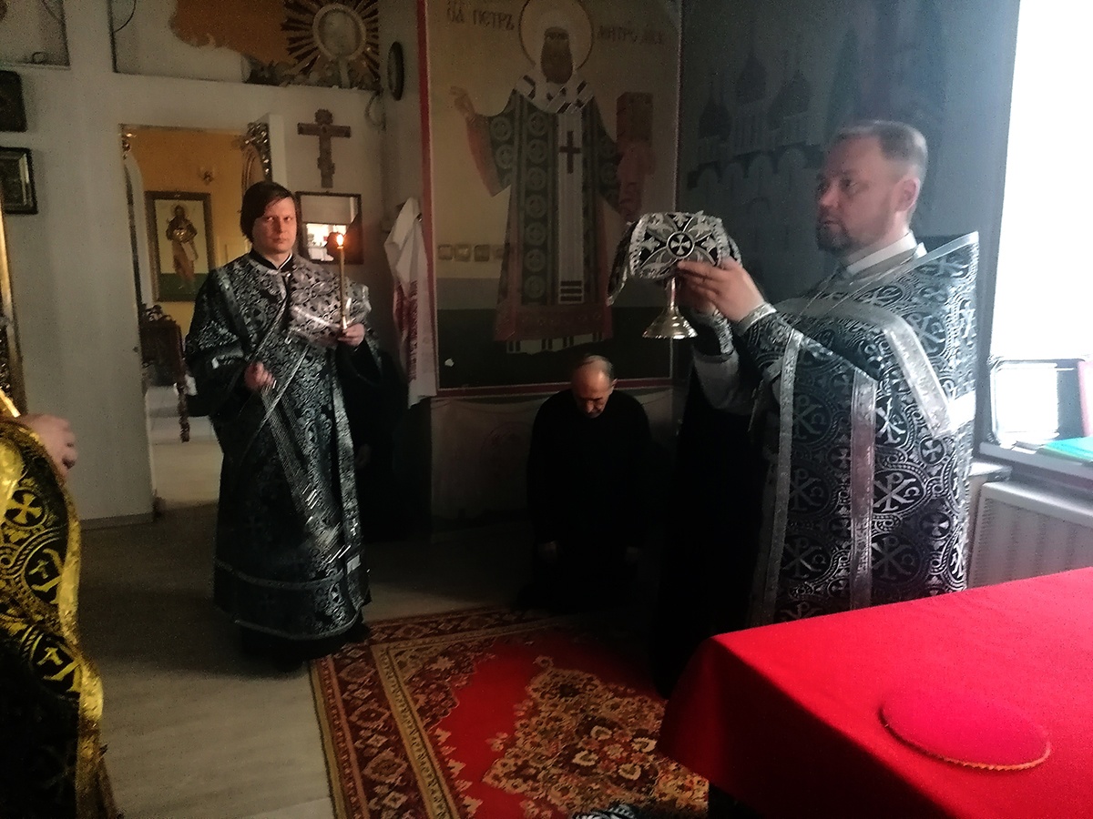 Протоиерей Александр Филиппов совершил Божественную Литургию Преждеосвященных Даров
