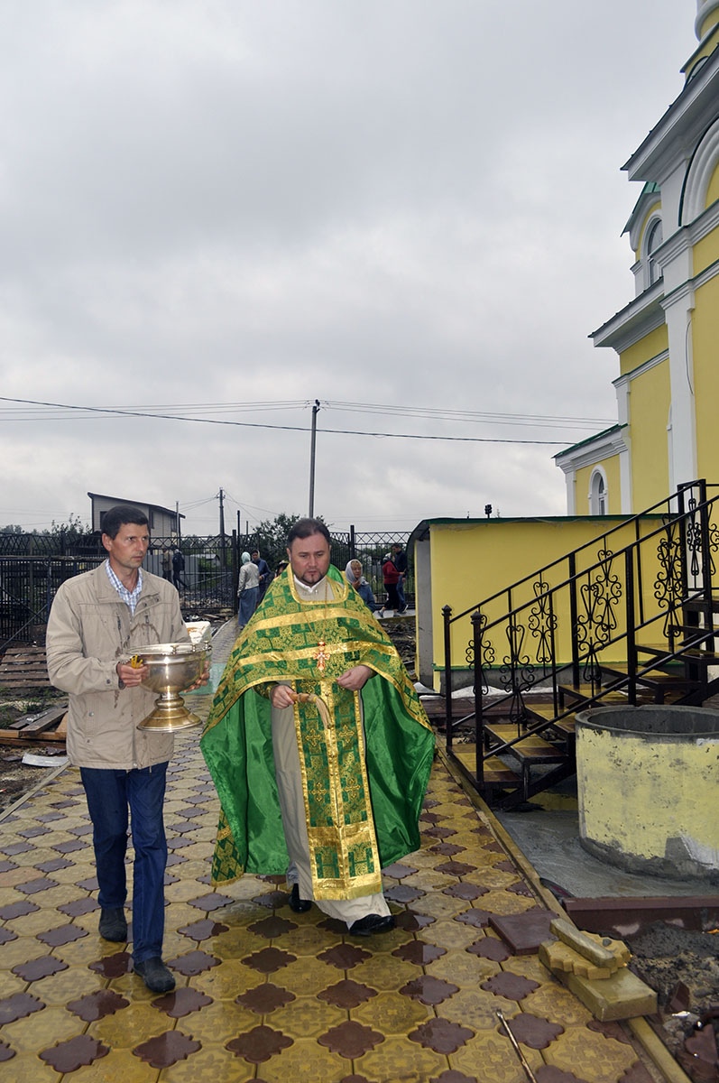 В строящемся храме в честь Святой Живоначальной Троицы в деревне Камайка был совершен водосвятный молебен